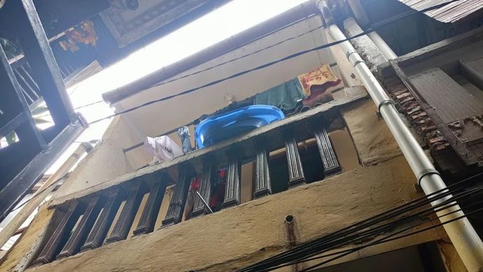 Tempat kejadian perkara balita inisial AC (3) jatuh dari balkon rumah berlantai dua di Jalan Swadaya IV Rawa Bunga, Jatinegara, Jakarta Timur, Selasa, 6 Januari 2026 sore. (ANTARA/Siti Nurhaliza)
