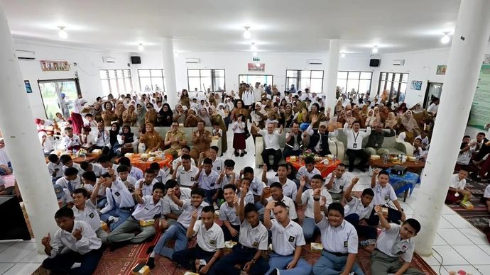 Kementerian Pendidikan Dasar dan Menengah (Kemendikdasmen) meninjau pelaksanaan kegiatan belajar mengajar tahun ajaran baru di SLB Negeri Pembina Tingkat Provinsi Sumatra Utara pada Rabu 7 Desember 2025 usai mengalami bencana banjir pada beberapa waktu lalu. ANTARA/HO-Humas Kemendikdasmen