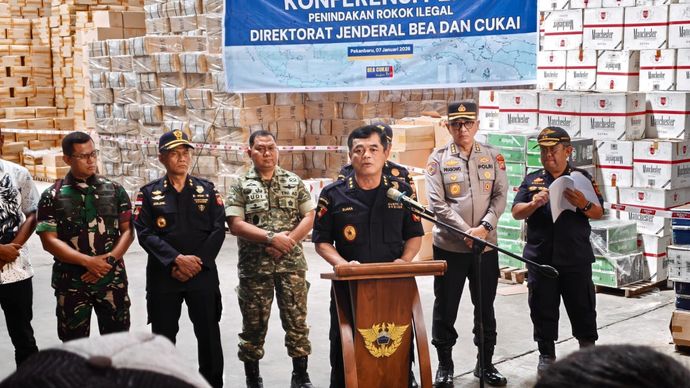 Bea Cukai memberantas peredaran rokok ilegal dengan menindak 160 juta batang rokok tanpa pita cukai dengan nilai mencapai setengah triliun rupiah di sebuah gudang penyimpanan rokok ilegal di Pekanbaru, Riau.     