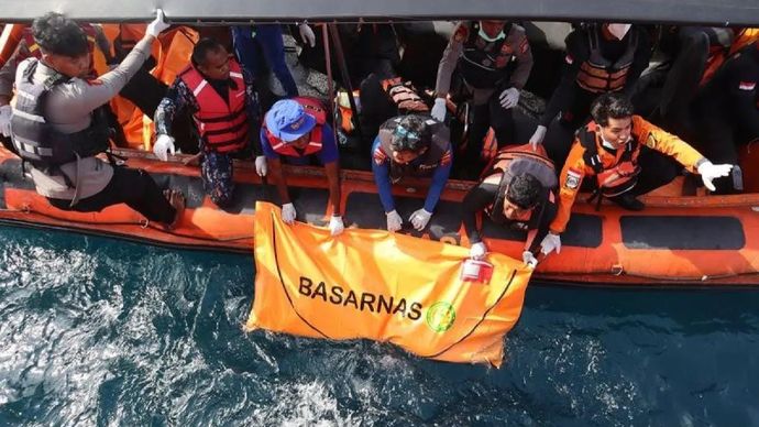 Tim SAR gabungan mengevakuasi jenazah yang diduga korban tenggelamnya kapal wisata KM Putri Sakinah di perairan Pulau Serai, kawasan Taman Nasional Komodo, Labuan Bajo, Manggarai Barat, Nusa Tenggara Timur (NTT), Minggu (4/1/2026). Pada hari kesepuluh operasi SAR korban kapal tenggelam, Tim SAR gabungan menemukan jenazah di antara perairan Pulau Padar dan Pulau Serai yang kemudian dibawa ke RSUD Labuan Bajo untuk identifikasi. ANTARA FOTO/Gecio Viana/sgd/nym/pri.