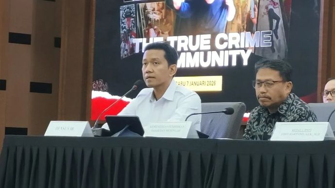 Juru Bicara Densus 88 AT Polri Kombes Pol. Mayndra Eka Wardhana (tengah) berbicara dalam konferensi pers di Gedung Bareskrim Polri, Jakarta, Rabu, 7 Januari 2026. ANTARA/Nadia Putri Rahmani