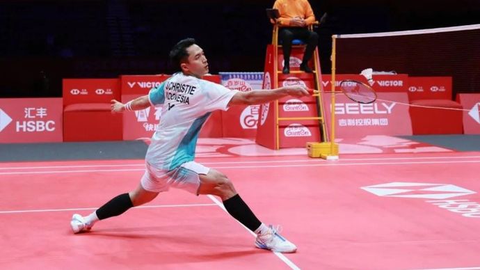 Pebulu tangkis tunggal putra Indonesia Jonatan Christie saat tampil di pertandingan ketiga pada BWF World Tour Finals 2025 yang berlangsung Hangzhou, China, Jumat 19 Desember 2025. (ANTARA/HO-PBSI)