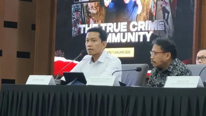 Juru Bicara Densus 88 AT Polri Kombes Pol. Mayndra Eka Wardhana (tengah) berbicara dalam konferensi pers di Gedung Bareskrim Polri, Jakarta, Rabu 7 Januari 2026. ANTARA/Nadia Putri Rahmani
