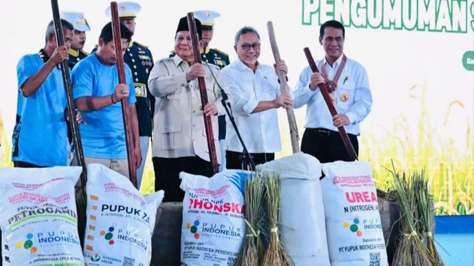 Presiden Prabowo Subianto menghadiri Panen Raya di Desa Kertamukti, Kabupaten Karawang, Jawa Barat, Rabu 7 Januari 2026. (ANTARA/Instagram @Sekretariat.kabinet)