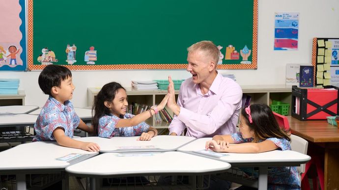 Head of School North Jakarta Intercultural School (NJIS), Ezra Alexander, menilai perlu adanya penyesuaian cara pandang dalam melihat tujuan pendidikan. Jika selama ini tolok ukur kesuksesan siswa ditentukan oleh nilai, kini standar tersebut tidak lagi relevan. 