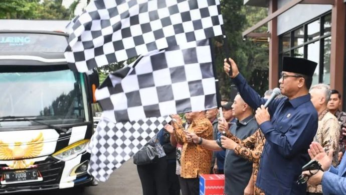 Menteri Desa dan Pembangunan Daerah Tertinggal (Mendes PDT) Yandri Susanto melepas Bus E-sports Desa di halaman Kantor Kemendes PDT, Jakarta, Kamis, 8 Januari 2026. ANTARA/HO-Humas Kemendes PDT.