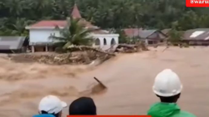 Banjir Kini Hantam Maluku Utara Hujan deras memicu sungai meluap dan merendam permukiman warga. Di Halmahera, air setinggi rumah merendam 3 desa dan memaksa warga menyelamatkan diri.  Hingga saat ini, belum ada laporan resmi korban jiwa, namun puluhan rumah dan fasilitas warga terdampak parah.