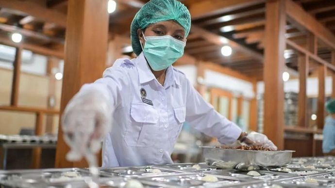 Petugas menyiapkan paket makanan bergizi gratis di Satuan Pelayanan Pemenuhan Gizi (SPPG) Kamalaputi Sumba Timur 2, Kota Waingapu, NTT, Jumat, 18 Juli 2025. ANTARA FOTO/Rivan Awal Lingga/rwa/am.