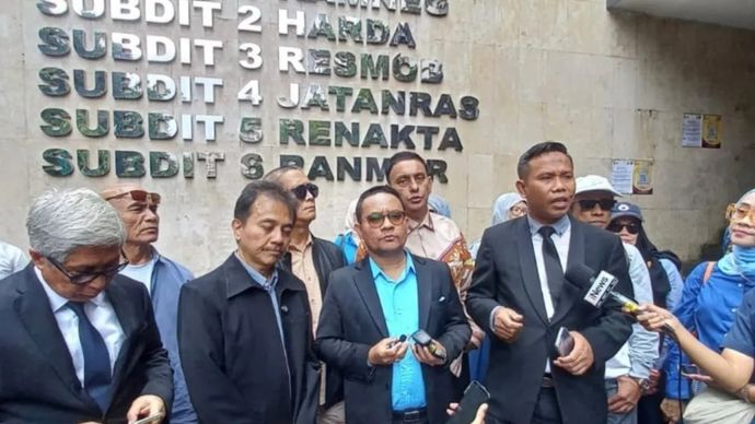 Roy Suryo bersama Tim Kuasa Hukumnya Abdul Gafur Sangaji (kedua dari kanan) saat ditemui di Polda Metro Jaya, Kamis, 8 Januari 2026. ANTARA/Ilham Kausar