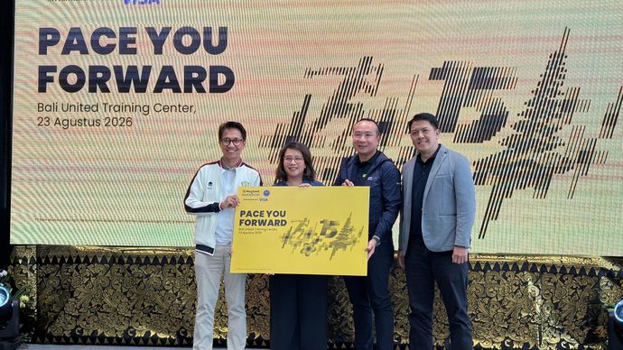 Presiden Direktur Maybank Indonesia Steffano dan Project Officer Maybank Marathon Bambang Irawan
