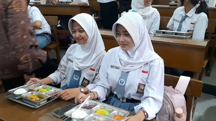 Siswi SMK Negeri 1 Jakarta menerima Makan Bergizi Gratis (MBG) untuk pertama kalinya pada Kamis, 8 Januari 2026, setelah libur semester. ANTARA/Lintang Budiyanti Prameswari.
