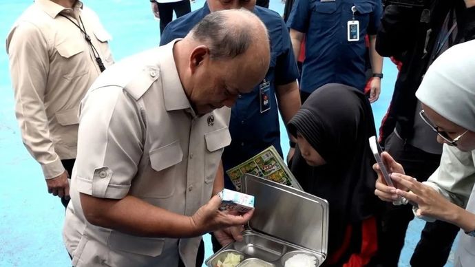 Kepala Badan Gizi Nasional (BGN) Dadan Hindayana (kiri) berdialog dengan siswa dalam peninjauan ke SDN 01 Kalibaru, Cilincing, Jakarta Utara, Kamis, 8 Januari 2026. ANTARA/Pradanna Putra Tampi