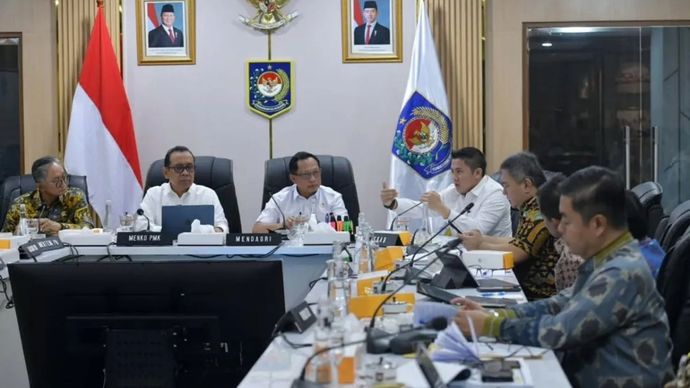 Sekretaris Kabinet Teddy Indra Wijaya (empat kiri) menghadiri rapat yang dipimpin Menteri Dalam Negeri Tito Karnavian selaku Ketua Satuan Tugas Percepatan Rehabilitasi dan Rekonstruksi Pascabencana di Provinsi Aceh, Sumatera Utara, dan Sumatera Barat, di Kantor Kemendagri, Jakarta, Kamis, 8 Januari 2026. (ANTARA/Instagram/@sekretariat.kabinet)