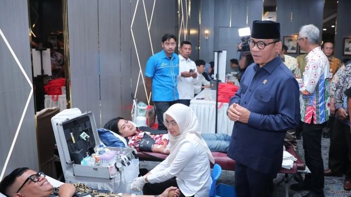 Menteri Desa dan Pembangunan Daerah Tertinggal (Mendes PDT) Yandri Susanto meninjaun pelaksanaan donor darah di lingkungan Kemendes PDT, Jakarta, Kamis, 8 Januari 2026. ANTARA/HO-Humas Kemendes PDT.