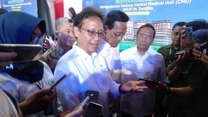 Menteri Kesehatan Budi Gunadi Sadikin menjawab pertanyaan wartawan usai menghadiri acara peletakan batu pertama pembangunan Gedung Central Medical Unit (CMU) RSUP Dr. Sardjito di Yogyakarta, Kamis, 8 Januari 2026. ANTARA/Luqman Hakim