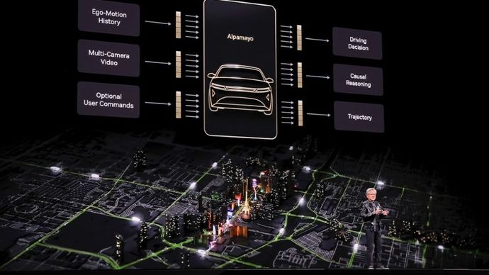 CEO Nvidia, Jensen Huang, naik ke panggung CES 2026 untuk mengumumkan sistem kecerdasan buatan terbaru bernama Alpamayo. (Foto: Istimewa via ArenaEV)