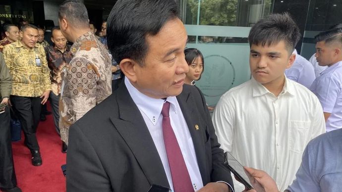 Menteri Koordinator Bidang Hukum, HAM, Imigrasi, dan Pemasyarakatan Yusril Ihza Mahendra menjawab pertanyaan wartawan di Gedung Mahkamah Konstitusi, Jakarta, Rabu 7 Januari 2026. ANTARA/Fath Putra Mulya.