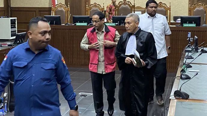 Mantan Mendikbudristek Nadiem Anwar Makarim (kedua kiri) berjalan ke luar ruang sidang usai mengikuti sidang lanjutan kasus dugaan korupsi program digitalisasi pendidikan berupa pengadaan laptop Chromebook dan Chrome Device Management di Pengadilan T