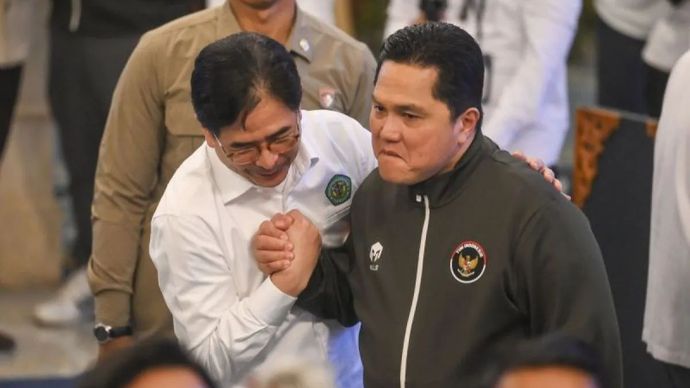 Menpora Erick Thohir (kanan) berbincang dengan Ketua Umum PB Perpani Arsjad Rasjid (kiri) saat penyerahan bonus kepada atlet peraih medali pada SEA Games Thailand di Istana Negara, Jakarta, Kamis, 8 Januari 2026. Pemerintah menyerahkan bonus senilai 