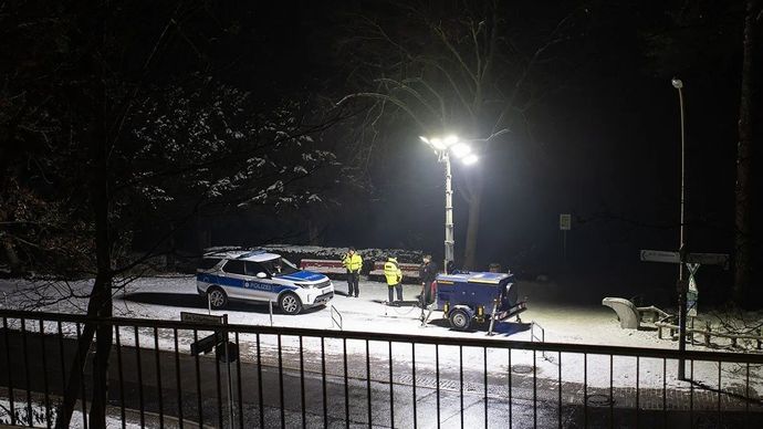 Sejumlah petugas polisi berjaga di dekat unit penerangan darurat saat pemadaman listrik di area Nikolassee di Berlin, Jerman, Selasa, 6 Januari 2026. ANTARA/Xinhua/Zhang Haofu/aa.
