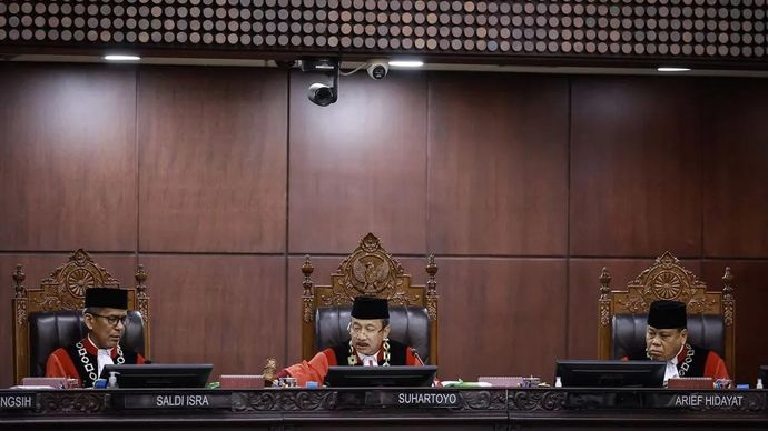 Ketua Mahkamah Konstitusi (MK) Suhartoyo (tengah) bersama Wakil Ketua MK Saldi Isra (kiri) dan Hakim Konstitusi Arief Hidayat (kanan) saat memimpin Sidang Pleno Khusus Penyampaian Laporan Tahunan 2025 dan Pembukaan Masa Persidangan Mahkamah Konstitusi Tahun 2026 di Gedung MK, Jakarta, Rabu (7/1/2026). Mahkamah Konstitusi sepanjang 2025 menggelar sebanyak 2.163 sidang untuk tiga kewenangan yakni 1.093 sidang PUU, dua sidang SKLN dan 1.068 sidang PHPU kepala daerah serta berhasil meningkatkan kecepatan penyelesaian permohonan PUU dengan rata-rata 69 hari kerja. ANTARA FOTO/Dhemas Reviyanto/bar