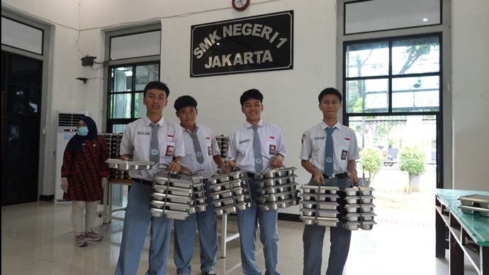 Pelaksanaan program MBG di SMK Negeri 1 Jakarta, Kamis, 8 Januari 2026.