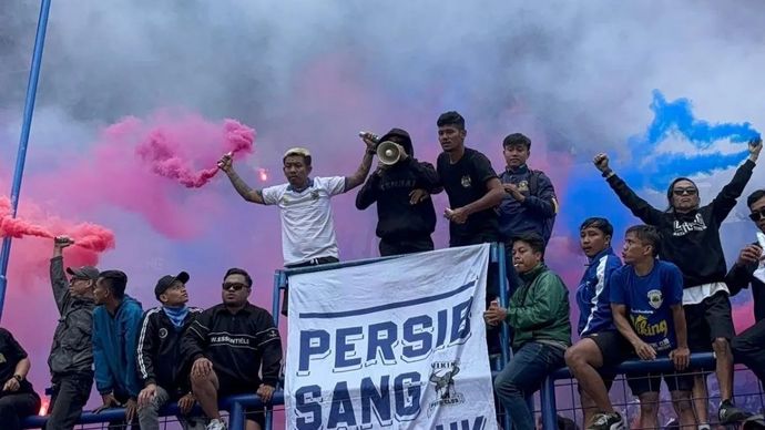 Arsip- Kelompok suporter Persib Bandung saat memadati tribun penonton di Stadion Gelora Bandung Lautan Api (GBLA), Kota Bandung, Jawa Barat. (ANTARA/Rubby Jovan)