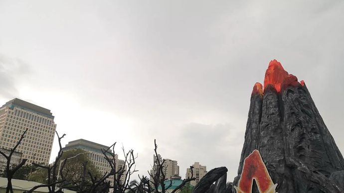 Ilustrasi cuaca berpotensi hujan pada siang hari di kawasan Senayan, Jakarta seperti pada Jumat, 12 Desember 2025. ANTARA/Abdu Faisal