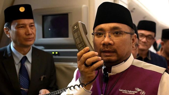 Arsip foto - Menteri Agama Yaqut Cholil Qoumas menyampaikan ucapan selamat jalan kepada jamaah calon haji sebelum diberangkatkan ke Tanah Suci di Bandara Soekarno Hatta, Tangerang, Banten, Minggu 12 Maret 2024 dini hari. ANTARA FOTO/Sigid Kurniawan/aww/aa.