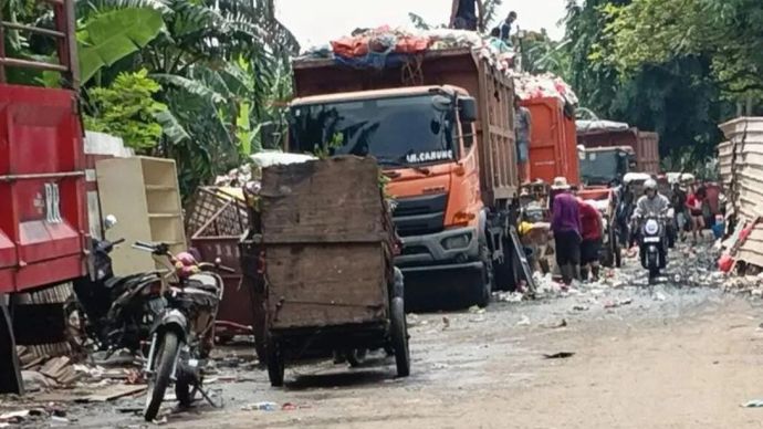 Tumpukan sampah di tempat pembuangan sampah (TPS) di samping Rusunawa PIK 2, Kelurahan Penggilingan, Cakung, Jakarta Timur, Jumat 2 Januari 2026. ANTARA/Siti Nurhaliza.