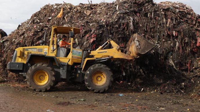 Lonjakan timbulan sampah saat musim buah di Pasar Induk Kramat Jati