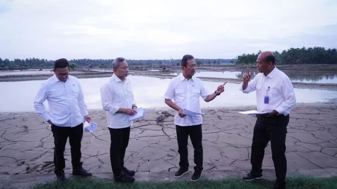 Menteri Kelautan dan Perikanan Sakti Wahyu Trenggono (kedua kanan) meninjau lokasi budidaya terdampak banjir di Kabupaten Bireun, Aceh, Jumat 9 Januari 2026. ANTARA/HO-KKP.