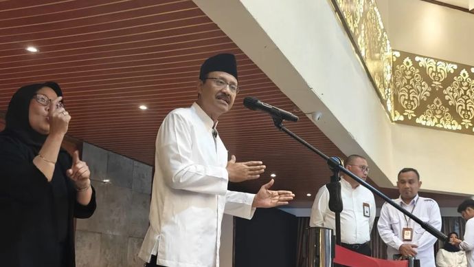 Menteri Sosial Saifullah Yusuf menjawab pertanyaan pewarta selepas kegiatan Doa Bersama Awal Tahun 2026 di Kantor Kementerian Sosial, Salemba, Jakarta, Jumat 9 Januari 2026. ANTARA/M Riezko Bima Elko Prasetyo
