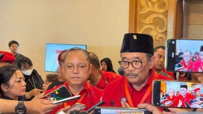 Ketua DPP PDI Perjuangan Bidang Ideologi dan Kaderisasi Djarot Saiful Hidayat (kanan) di Surabaya, Sabtu 20 Desember 2025. (ANTARA/Faizal Falakki)