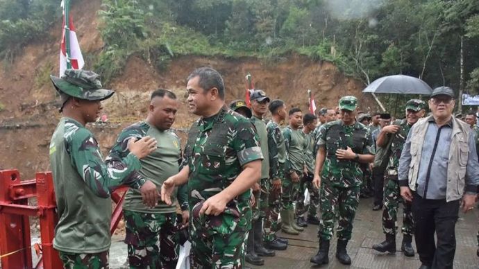 KSAD Jenderal TNI Maruli Simanjuntak saat mendatangi peresmian jembatan bailey di Jalan Lintas Nasional Takengon&ndash;Bireuen, Kecamatan Gajah Putih, Kabupaten Bener Meriah, Provinsi Aceh, Kamis, 8 Januari 2026. ANTARA/HO-Humas TNI AD/pri.