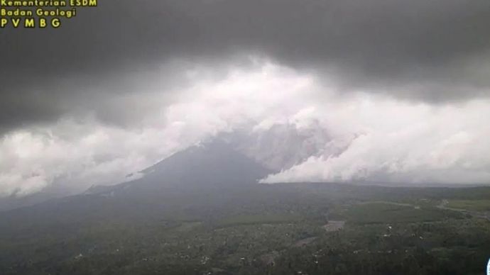 Gunung Semeru erupsi dengan letusan setinggi 2 km disertai awan panas guguran dengan jarak luncur 4 km dari puncak pada Jumat 9 Januari 2026 sore. ANTARA/HO-PVMBG.