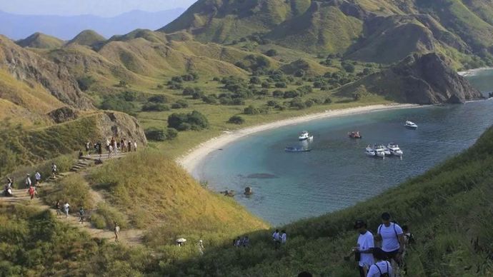 Ilustrasi - Sejumlah wisatawan sedang mendaki ke puncak Pulau Padar, di kawasan Taman Nasional (TN) Komodo di Manggarai Barat, Provinsi Nusa Tenggara Timur (NTT), Jumat 23 Mei 2025. ANTARA FOTO/Kornelis Kaha/pri.