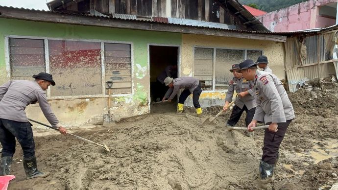 Personel Brimob Lanjutkan Bersih-bersih Rumah Warga dan Buat Saluran Air di Sumbar