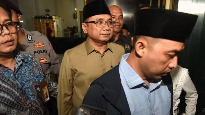 Mantan Menteri Agama Yaqut Cholil Qoumas (tengah) menghindari pertanyaan wartawan usai menjalani pemeriksaan di Gedung Merah Putih KPK, Jakarta, Selasa (16/12/2025) malam. KPK memeriksa Yaqut Cholil Qoumas selama lebih dari delapan jam sebagai saksi untuk mendalami penghitungan kerugian keuangan negara yang timbul akibat dugaan korupsi terkait kuota haji periode 2023-2024. ANTARA FOTO/Indrianto Eko Suwarso/nz/pri.