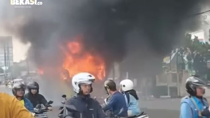 Satu unit bus terbakar di kawasan Indoporlen, Tambun Selatan, pada Sabtu, (10/01/2026). Petugas pemadam kebakaran sudah dikerahkan untuk padamkan api.  Saat ini penyebab terjadi kebakaran belum di ketahui