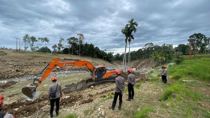 Anggota Satuan Brimob Polda Sumatra Barat memperbaiki gorong-gorong dan akses jalan yang terputus akibat banjir di Jorong Koto Tangah, Nagari Koto Alam Seberang Aia, Kecamatan Palembayan, Kabupaten Agam. 