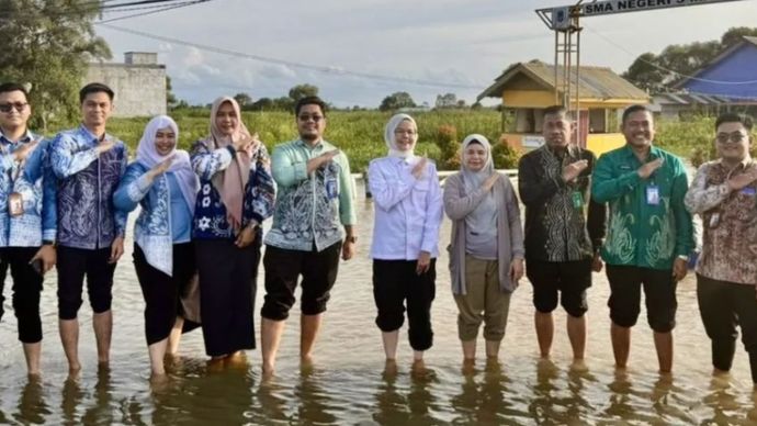 Jajaran Disdikbud Kalsel saat meninjau sekolah yang terdampak banjir di Martapura, Kabupaten Banjar, Kalimantan Selatan, Jumat (9/1/2026). ANTARA/HO-Disdikbud Kalsel