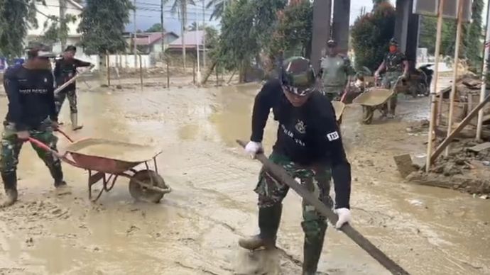Prajurit TNI Angkatan Darat dari Yonif 115/Macan Leuser Kodam Iskandar Muda bersama guru dan siswa melaksanakan kegiatan gotong royong pembersihan lingkungan SMKN 1 Kuala Simpang, Kabupaten Aceh Tamiang, Sabtu 10 Januari 2026, pascabencana banjir bandang dan tanah longsor yang melanda wilayah tersebut. 