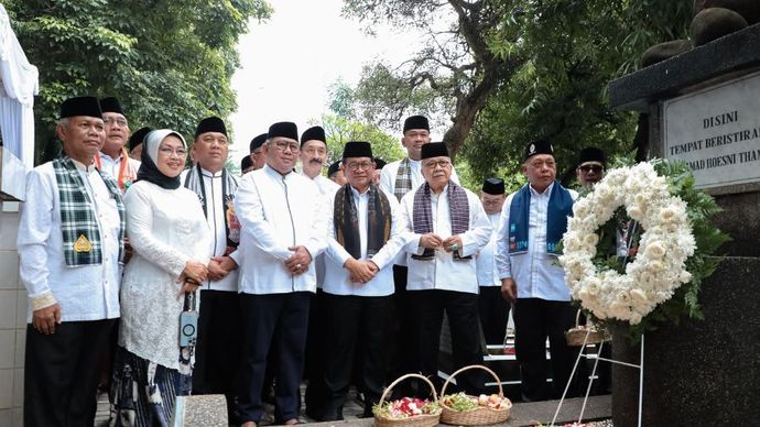 Pramono-Foke Ziarah ke Makam MH Thamrin 