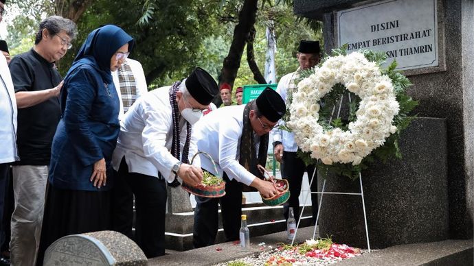 Pramono Ziarah Makam ke M.H. Thamrin