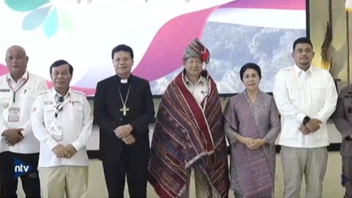 Utusan Khusus Presiden Bidang Energi dan Iklim Hashim Djojohadikusumo berfoto bersama dengan Ephorus HKBP Pendeta Victor Tinambunan beserta istri, Gubernur Sumut Bobby Nasution dan Koordinator Pelaksana Acara Nurdin Tampubolon usai penyematan ulos Harungguan