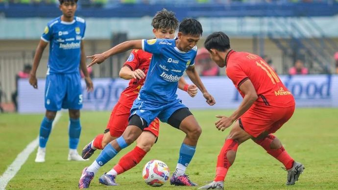 Pesepak bola Persib Bandung Beckham Putra (tengah) berebut bola dengan pesepak bola Persija Jakarta Firza Andika (kanan) pada pertandingan BRI Liga 1 di Stadion Si Jalak Harupat, Kabupaten Bandung, Jawa Barat, Senin (23/9/2024).