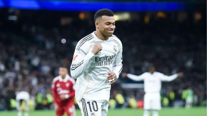 Kylian Mbappe dari Real Madrid merayakan gol selama pertandingan sepak bola La Liga antara Real Madrid dan Sevilla FC di stadion Santiago Bernabeu di Madrid, Spanyol, Sabtu (20/12/2025).