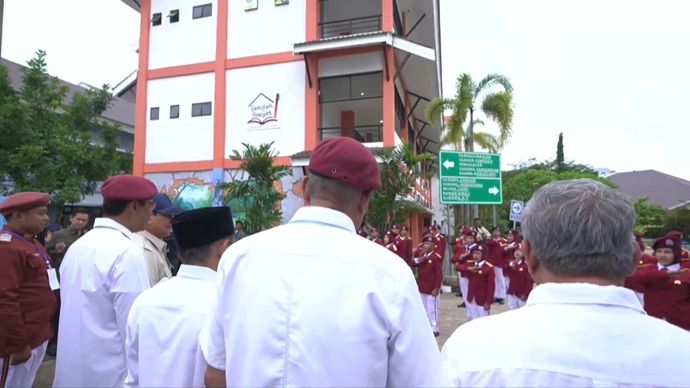 Presiden Republik Indonesia Prabowo Subianto berkunjung ke Sekolah Rakyat Terintegrasi (SRT) 9 Banjarbaru, yang berlokasi di Balai Besar Pendidikan dan Pelatihan Kesejahteraan Sosial (BBPPKS) Banjarmasin, Kalimantan Selatan, Senin, 12 Januari 2026.