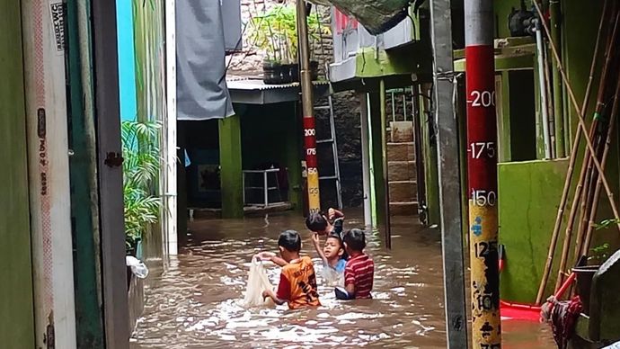 Banjir setinggi satu meter merendam permukiman warga di Kebon Pala, Kampung Melayu, Jakarta Timur, Senin, 12 Januari 2026. ANTARA/Siti Nurhaliza.